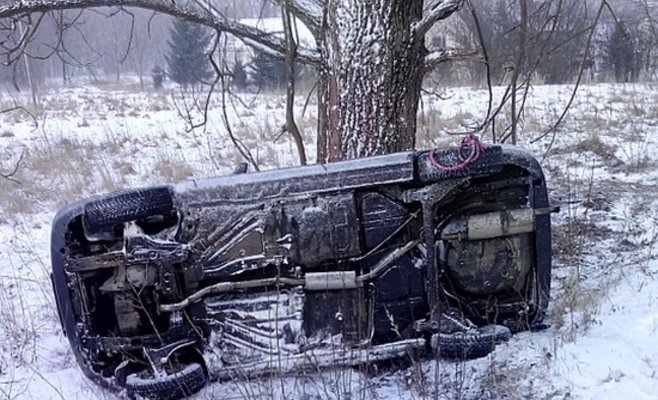 Автомобиль с молодыми людьми врезался в дерево. Водитель погиб