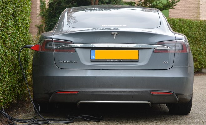 Tesla открывает сервис в Праге