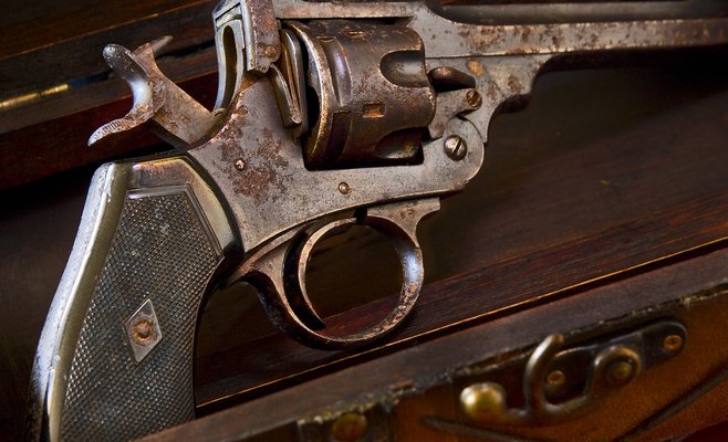 В подвале в пражском Смихове обнаружены оружие и боеприпасы