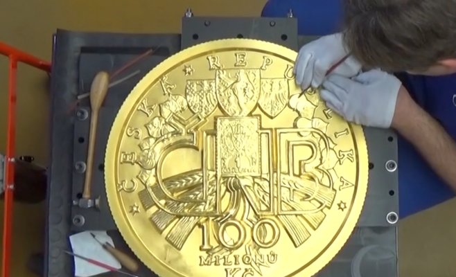 В Праге на выставке «100 лет Чехословацкой кроны» выставлена 130-килограмовая золотая монета