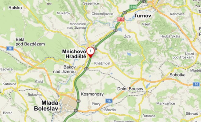 В Чехии на трассе D10 перевернулся рефрижератор, перевозящий мясо.