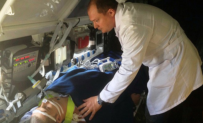 Видео: В понедельник в Праге спасли пассажира с остановкой сердца