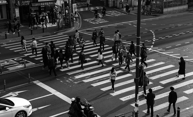 В Праге автомобиль сбил двух учениц