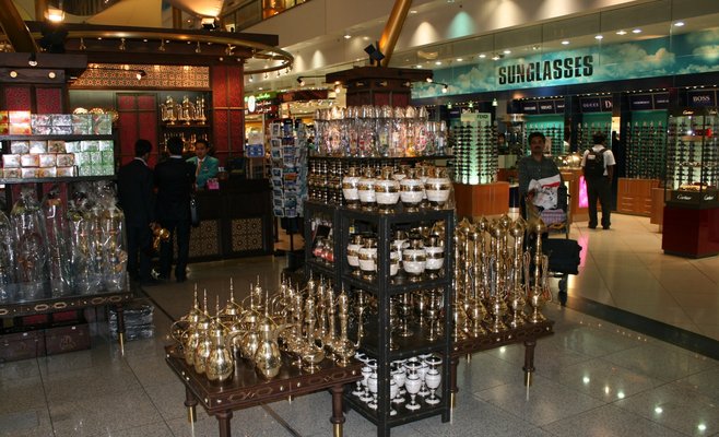Видео: В Аэропорту Праги задержан иностранец обворовавший магазин Duty Free