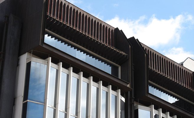 В Праге приступили к сносу зданий «Трансгаза»