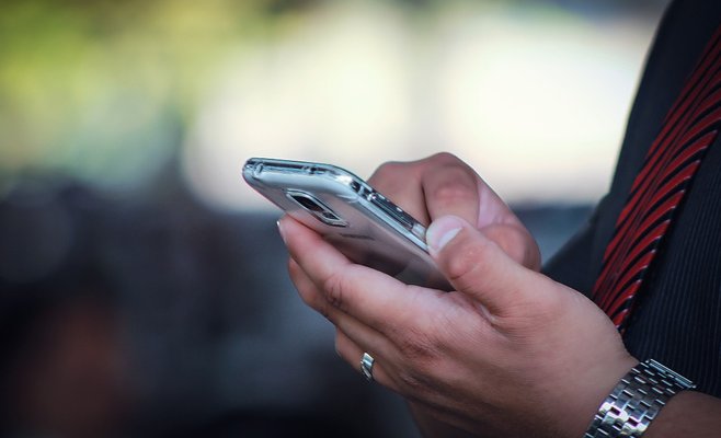 Сколько чешские политики платят за услуги мобильных операторов?