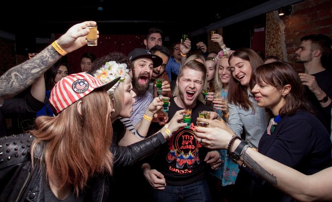 В Праге продолжается борьба с «барными турами»