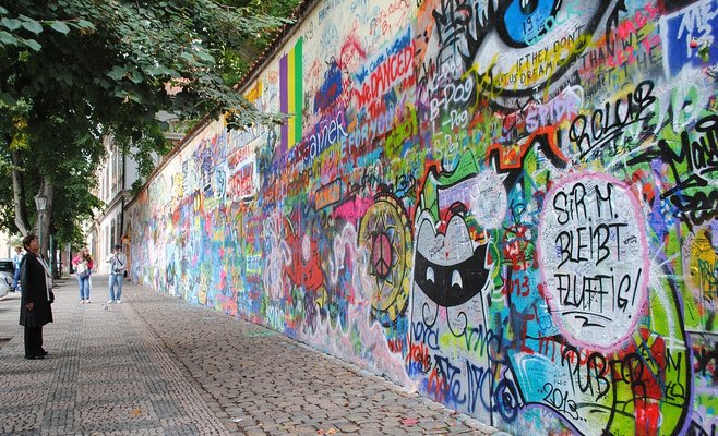 В Праге перекрасили стену Джона Леннона