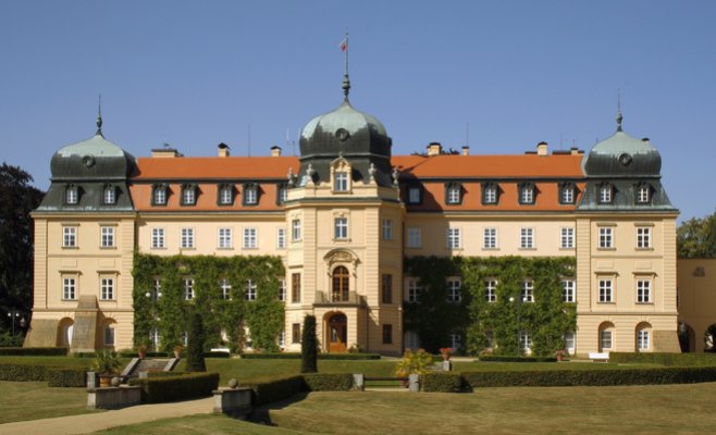 Президент Чехии приобрел земельный участок за €98 тыс