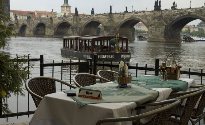 6 ресторанов с потрясающим видом на Прагу