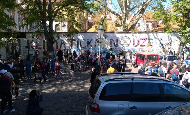 Стену Леннона в Праге вновь перекрасили