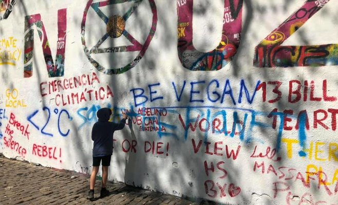 Стену Леннона в Праге вновь перекрасили