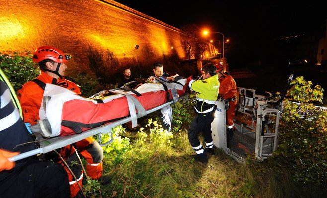 Мужчина чудом остался жив, упав с 18 метровой высоты Вышеграда