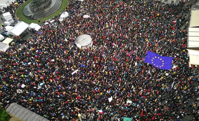 Демонстрации против Бабиша и Бенешовой продолжаются