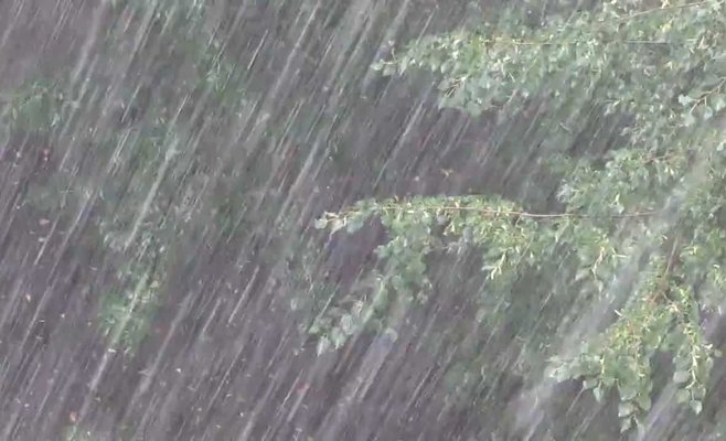 Сильный дождь обрушился ночью на север страны. Метеорологи напоминают об опасности наводнения