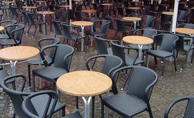 Кроме столов и стульев на улицах Праги появятся шезлонги