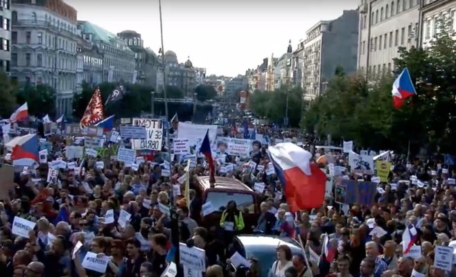 Демонстранты в Праге требуют отставки Бабиша и Бенешовой