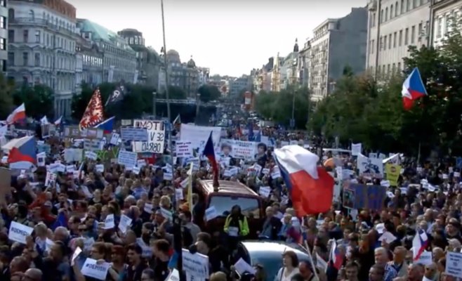 Бабиш отреагировал на переполненную Вацлавскую площадь