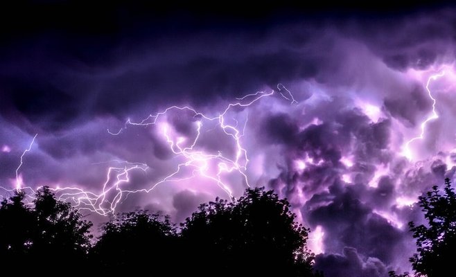 Метеорологи предупреждают о сильных грозах в Праге и ее окрестностях