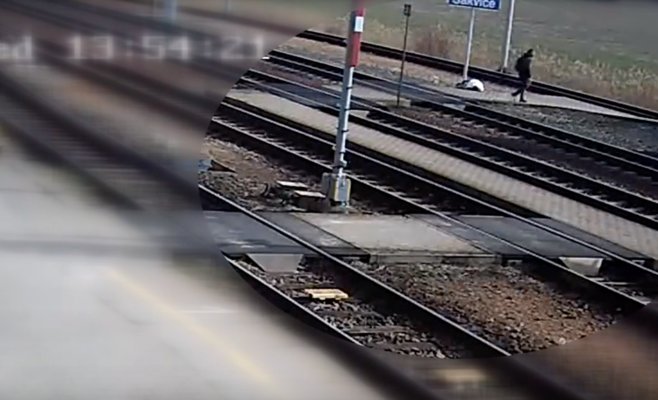 Женщину сбил поезд, прохожие проходило мимо