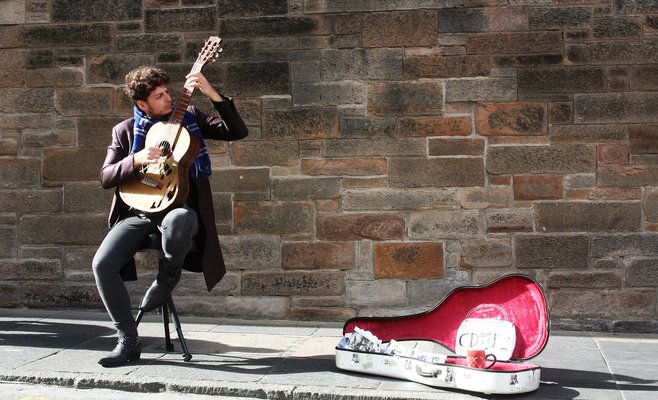 В Праге запретят пузыри и костюмы панд, уличным музыкантам разрешат пикколо и гобой