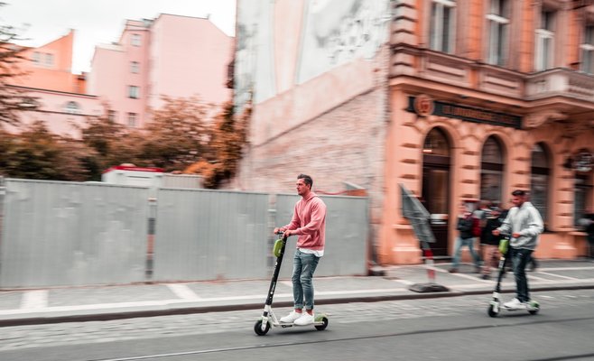 В Праге ограничат зоны, куда можно будет ездить на электросамокатах
