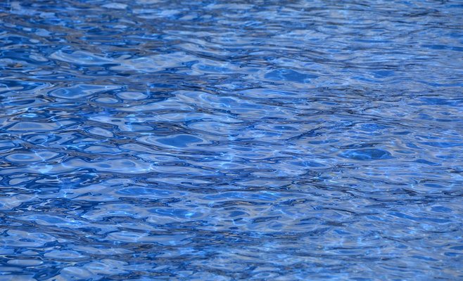 В бассейне Лхотки утонул пожилой мужчина