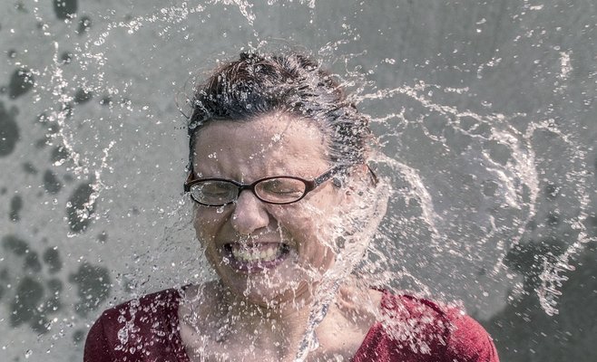 На улицах Карловых Вар в жару разбрызгивают душистую воду