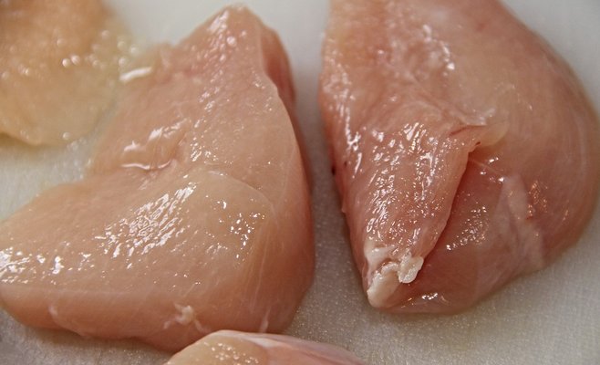 В Чехию завезли 21 тонну курицы, зараженную сальмонеллой