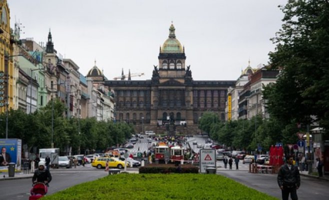 Правонарушитель прокатил полицейского на капоте машины в центре Праги