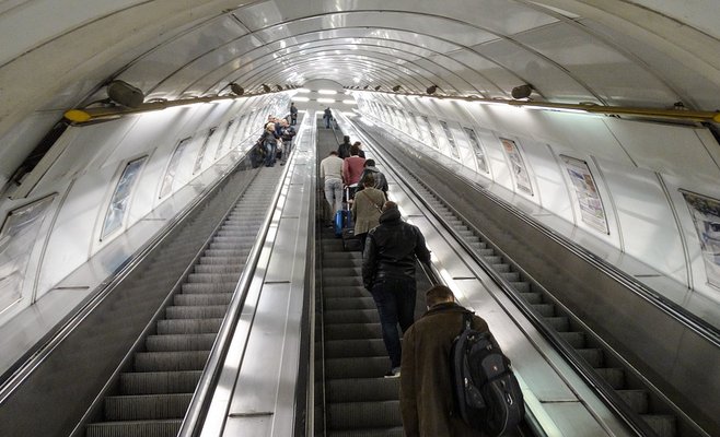 На станции метро «Пражскего повстани» еще одна проблема: сломался эскалатор