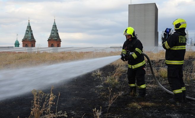 На крыше торгового центра в Праге загорелась трава