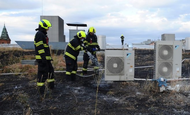 На крыше торгового центра в Праге загорелась трава