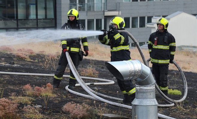 На крыше торгового центра в Праге загорелась трава