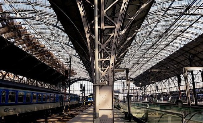 На Главном ЖД вокзале Праги человек попал под поезд. Некоторые рейсы временно отменены