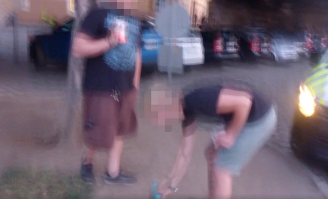 Полиция задержала иностранцев, нарисовавших граффити на Карловом мосту