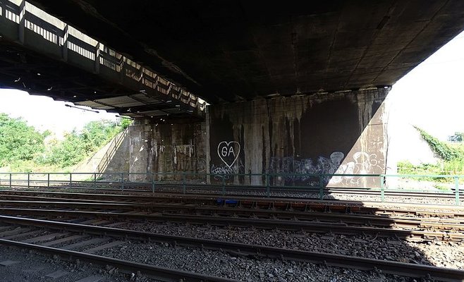 В Пардубице куски моста падают на головы пешеходам