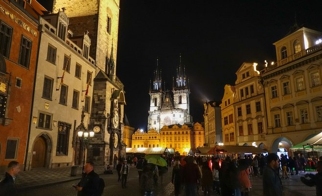Прага хочет обуздать шумных туристов, нарушающих ночное спокойствие
