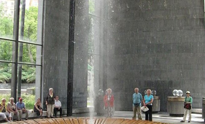 Мусульманки вымыли ноги в питьевом фонтане термального источника Vřídlo в Карловых Варах