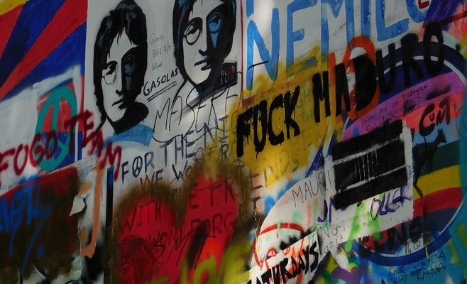 В Праге запретят рисовать граффити на стене Леннона