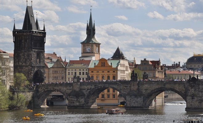 Граффити с колонны Карлова моста исчезло ночью с субботы на воскресенье