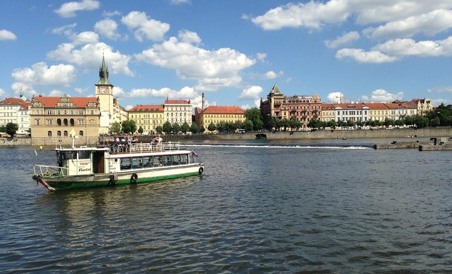 Женщина уронила сумку с 20 тыс. крон в реку Влтаву в Праге. На помощь пришли водолазы