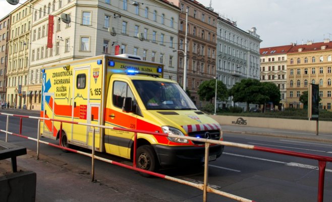 Трагедия в Чехии: авто врезалось в детскую коляску, один ребенок погиб, другой в больнице