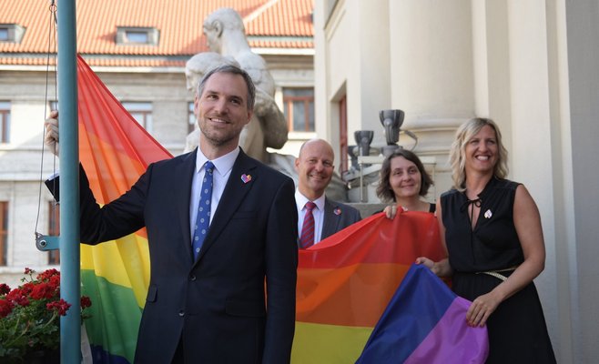 Мэрия Праги вывесила радужный флаг