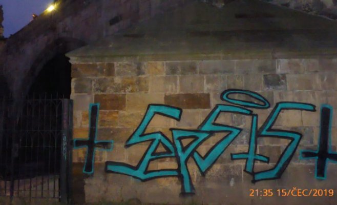 Мэр Праги хочет вознаградить добровольного помощника за удаление граффити с Карлова моста