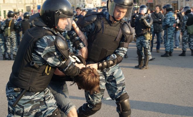 Россия считает реакцию Чехии на массовые аресты в Москве предвзятой и односторонней