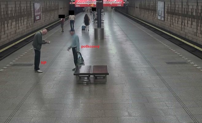 В пражском метро ограбили пожилого мужчину на глазах у других пассажиров, однако никто не вмешался