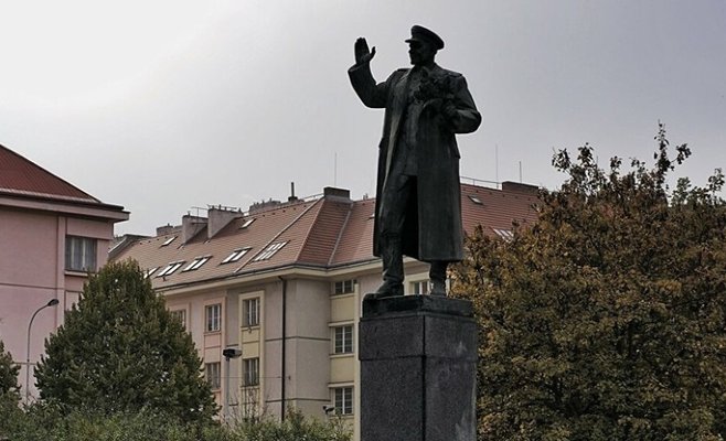 Российское посольство отреагировало на осквернение памятника Коневу