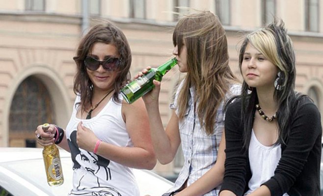 Полиция Праги борется с несовершеннолетними, отмечающими окончание каникул алкоголем
