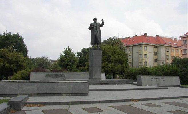 Прага 6 разобрала леса у памятника маршалу Коневу